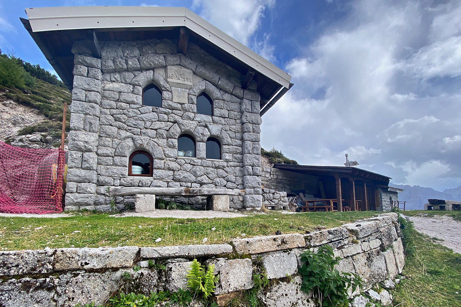 Tour Friaul 2023: Schutzhütte in der ehemaligen Kapelle der Stellung der Gemona-Alpini (Foto: Andreas Kuhrt)