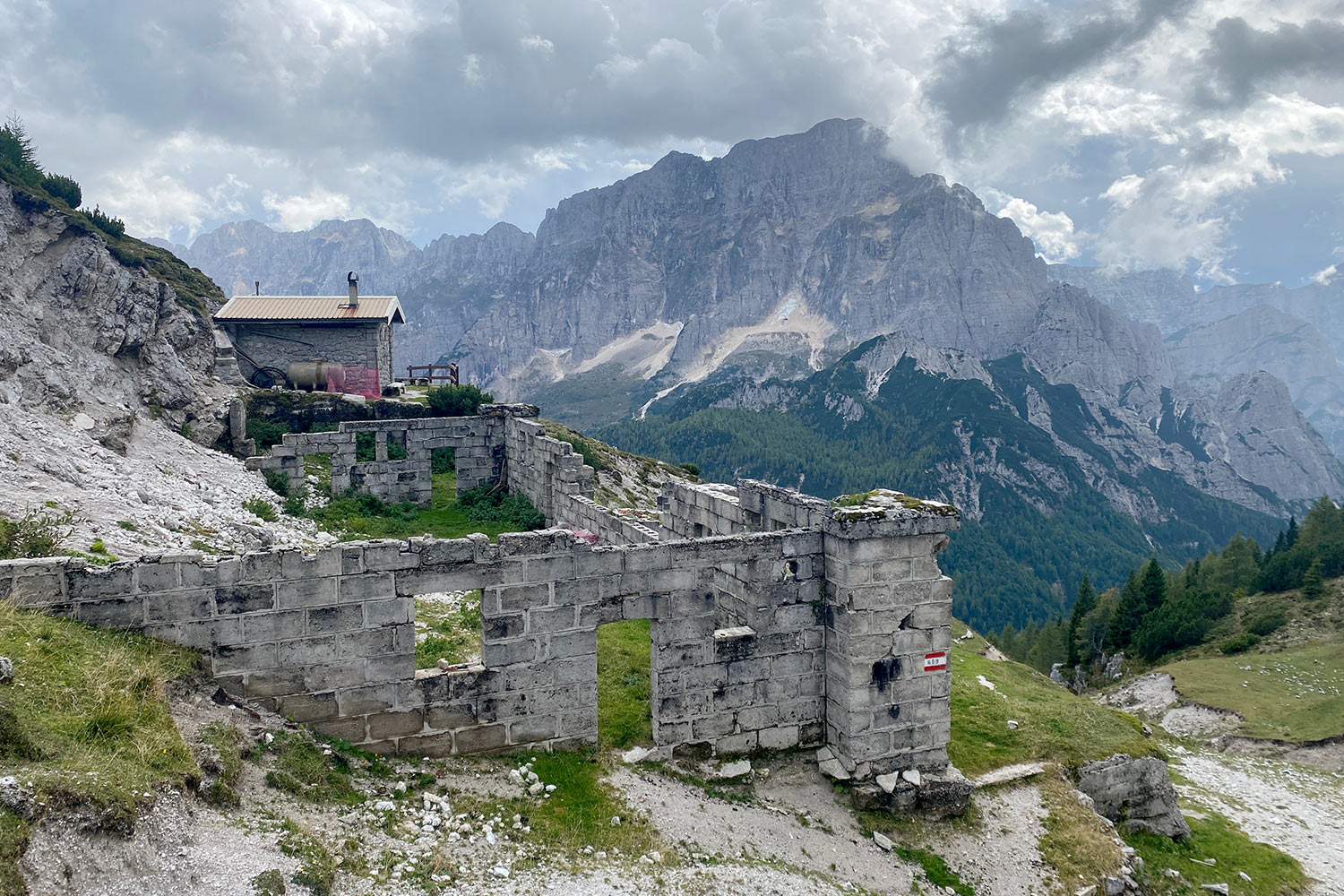 Tour Friaul 2023: ehemalige Stellung der Gemona-Alpini im 1. Weltkrieg, im Hintergrund Montasio (Foto: Andreas Kuhrt)