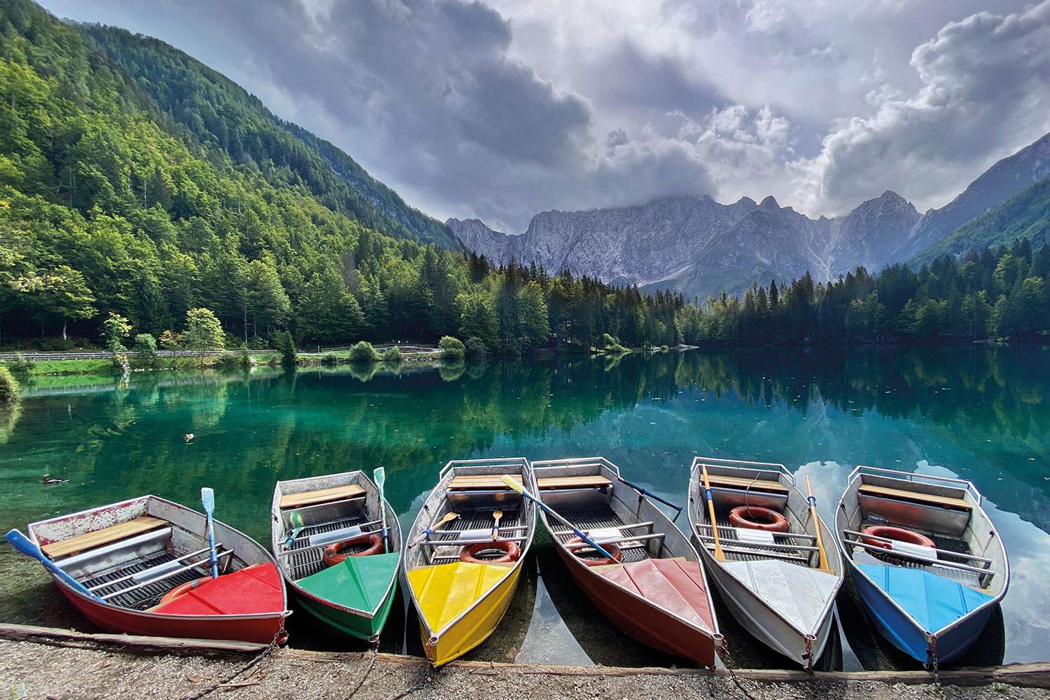 Tour Friaul 2023: unterer Fusine-See mit Ruderbooten (Foto: Andreas Kuhrt/Manuela Hahnebach)