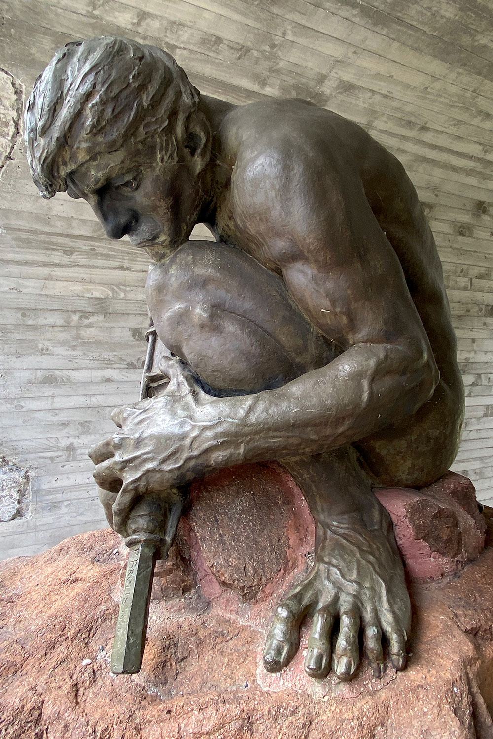 Tour Friaul 2023: Bergarbeiter-Denkmal in Cave del Predil (Foto: Andreas Kuhrt)