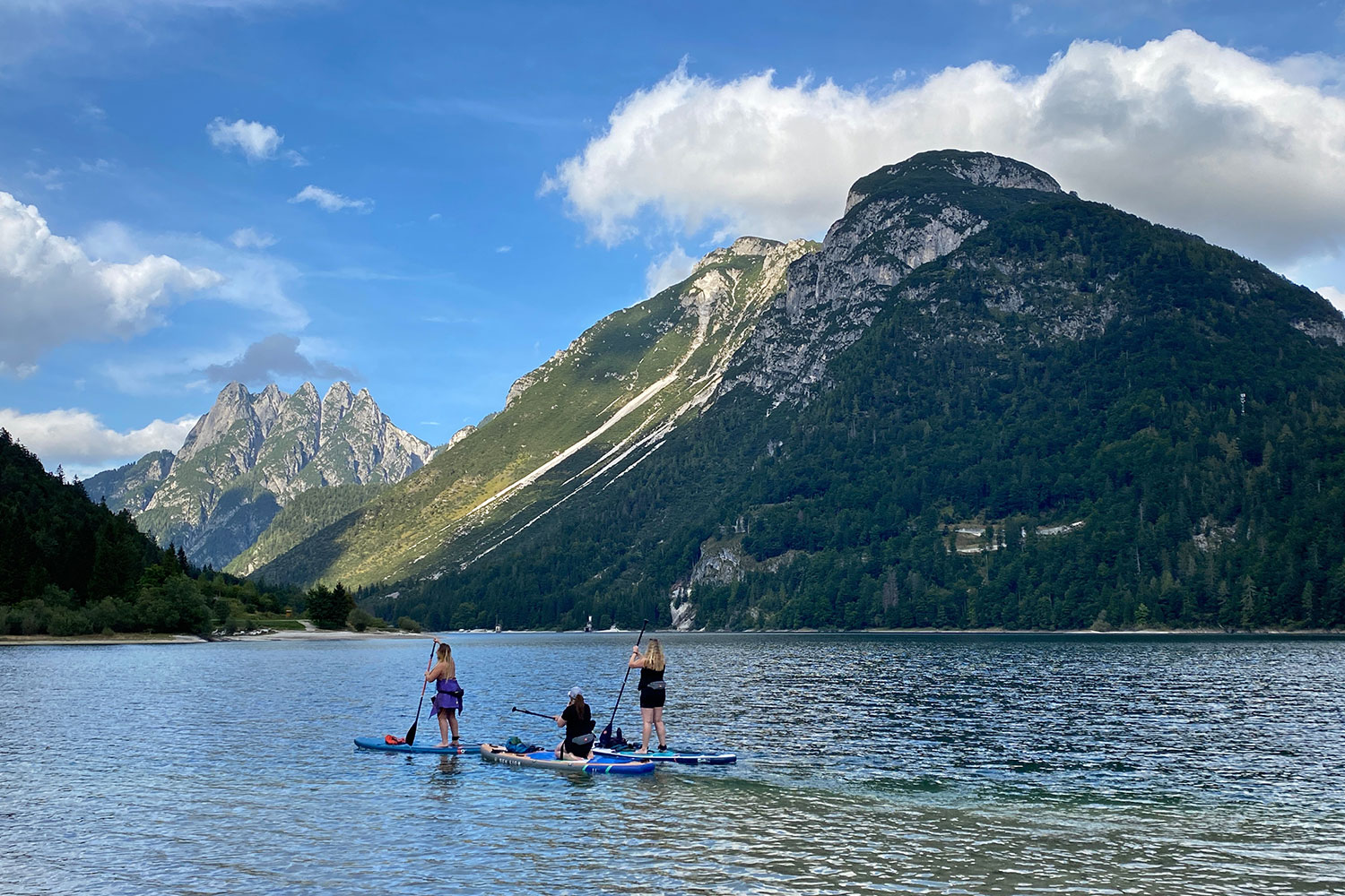 Tour Friaul 2023: am Südufer des Lago del Predil (Foto: Andreas Kuhrt)