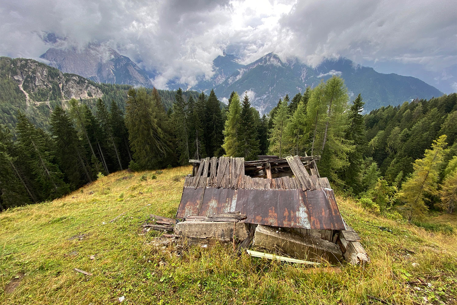 Tour Friaul 2023: Monte Lussari: verfallende Hütte (Foto: Andreas Kuhrt)
