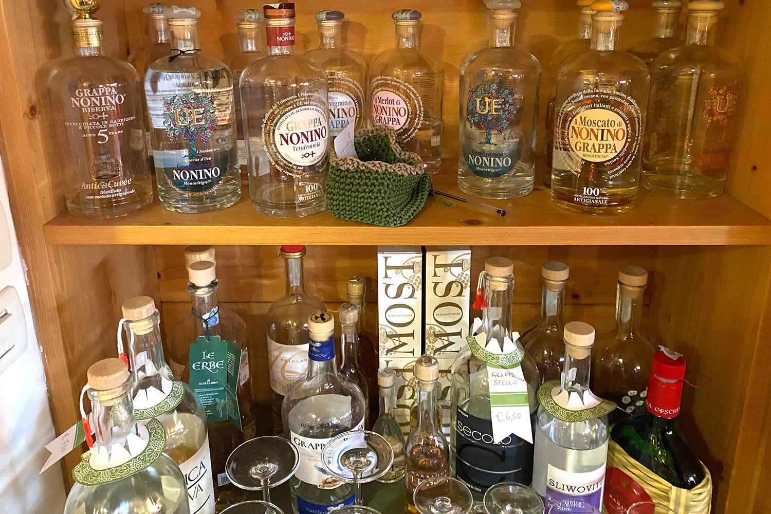 Tour Friaul 2023: Valbruna Inn: Grappa-Selbstbedienungs-Bar (Foto: Andreas Kuhrt)