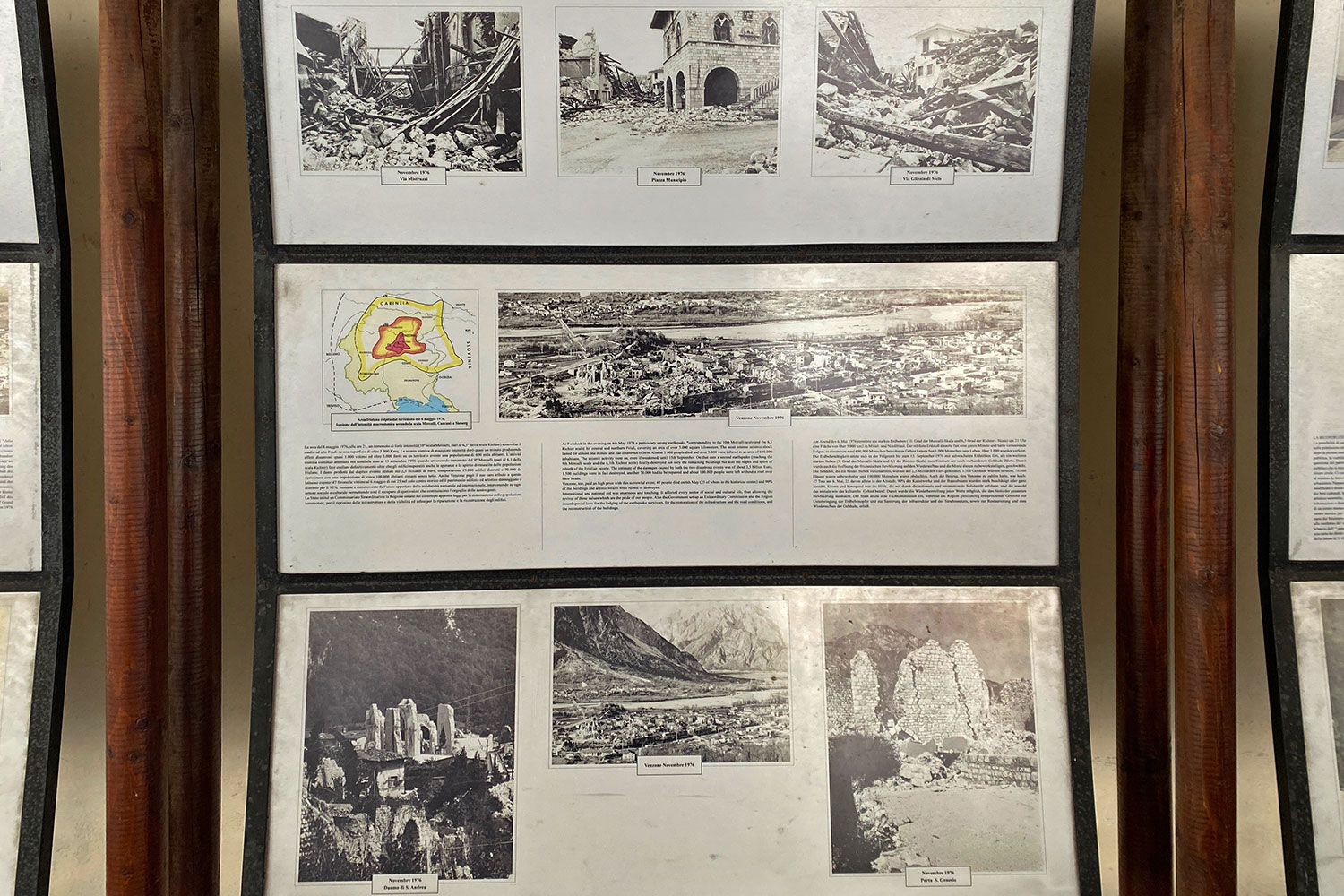 Tour Friaul 2023: Venzone: Infotafeln zum Erdbeben 1976 (Foto: Andreas Kuhrt)