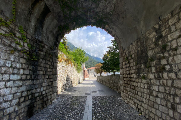 Tour Friaul 2023: Venzone: Porta San Giovanni (Foto: Andreas Kuhrt)