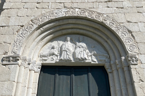 Tour Friaul 2023: Venzone: Dom Sant'Andrea Apostolo: Tympanon am Portal (Foto: Andreas Kuhrt)