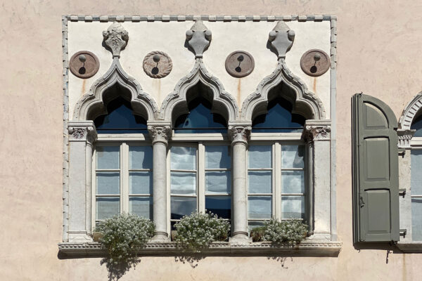 Tour Friaul 2023: Venzone: Fenster im venezianischen Stil (Foto: Andreas Kuhrt)