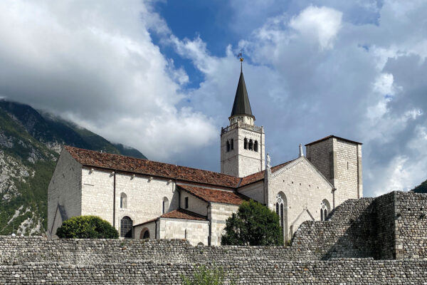 Tour Friaul 2023: Venzone: Stadtmauer und Dom Sant'Andrea apostolo (Foto: Andreas Kuhrt)