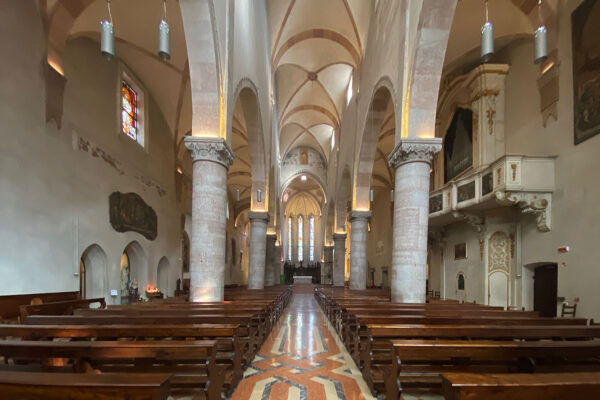 Tour Friaul 2023: Gemona: Dom Santa Maria assunta: Mittelschiff mit schief stehenden Säulen (Foto: Andreas Kuhrt)