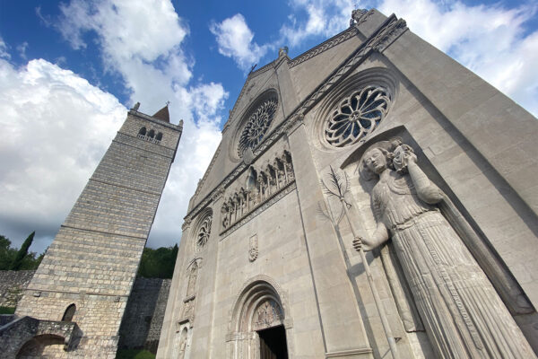 Tour Friaul 2023: Gemona: Dom Santa Maria Assunta: Statue des Christopherus (1331) (Foto: Andreas Kuhrt)