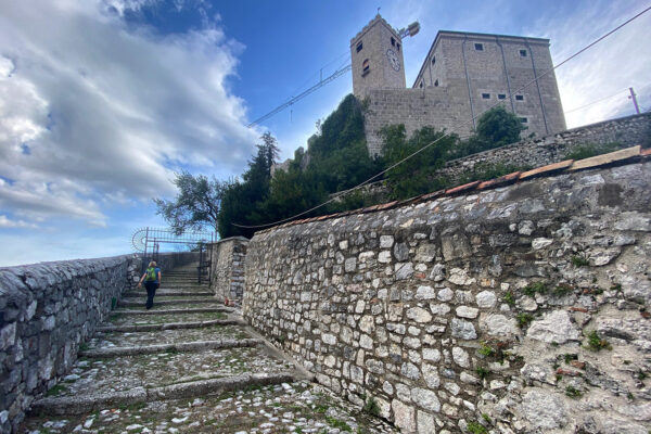 Tour Friaul 2023: Gemona: Aufstieg zur Burg (Foto: Andreas Kuhrt)