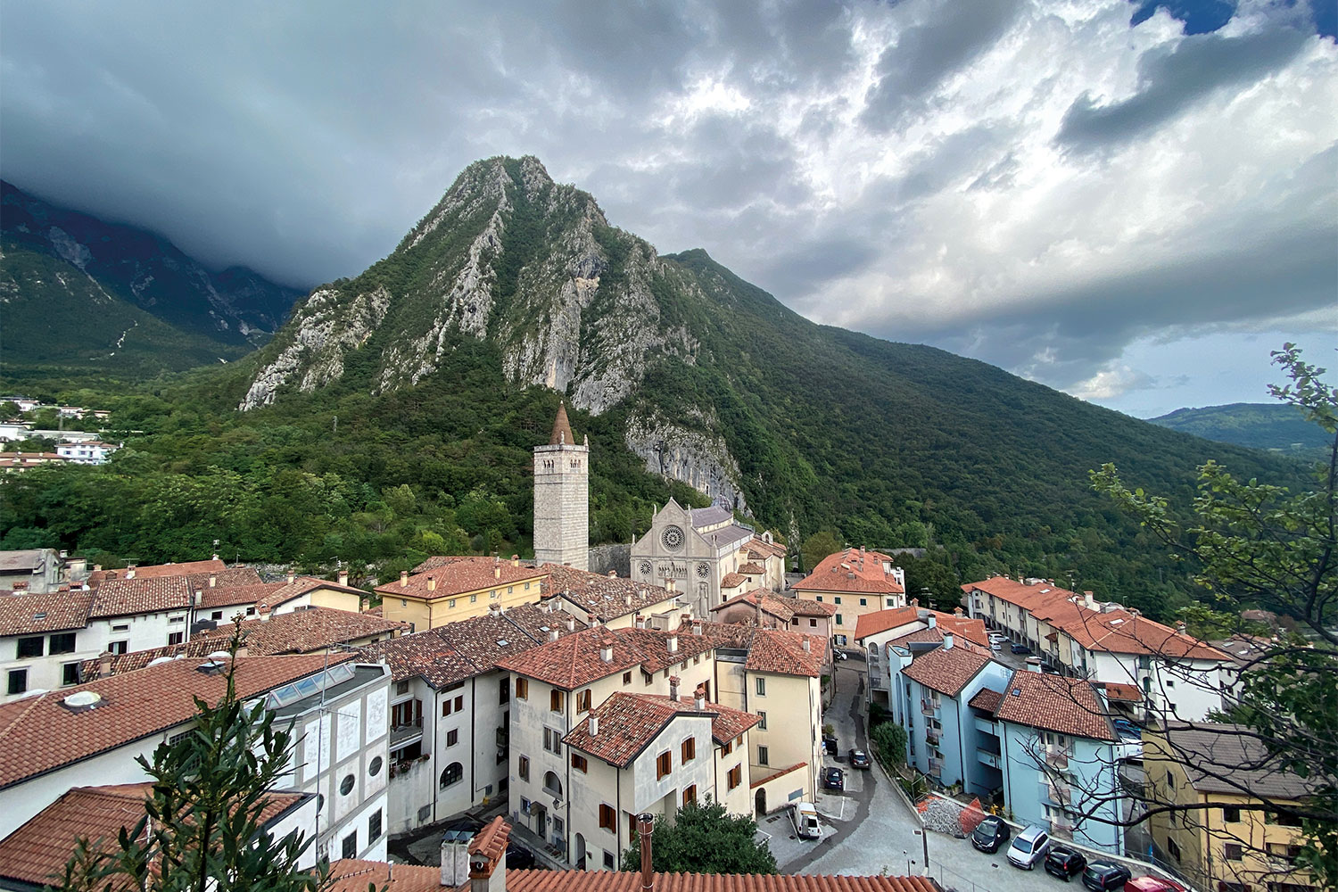Tour Friaul 2023: Gemona: Altstadt mit Dom vom Burgberg aus (Foto: Andreas Kuhrt)
