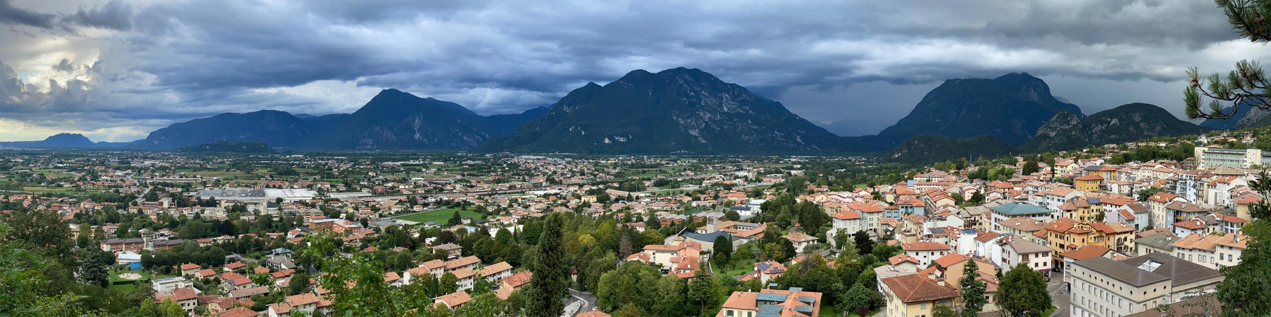 Tour Friaul 2023: Gemona: NW-Panorama vom Burgberg (Foto: Andreas Kuhrt)