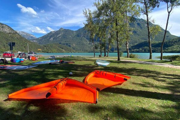 Tour Friaul 2023: Lago di Cavazzo: WindSUPs (Foto: Andreas Kuhrt)