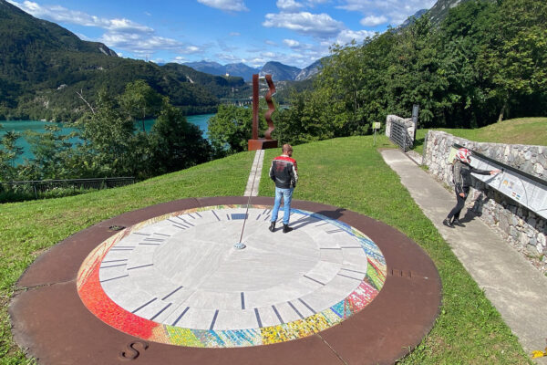 Tour Friaul 2023: Lago di Cavazzo: Aussichtspunkt Interneppo: Infopunkt über erbebensichere Baudämpfer (Foto: Andreas Kuhrt)