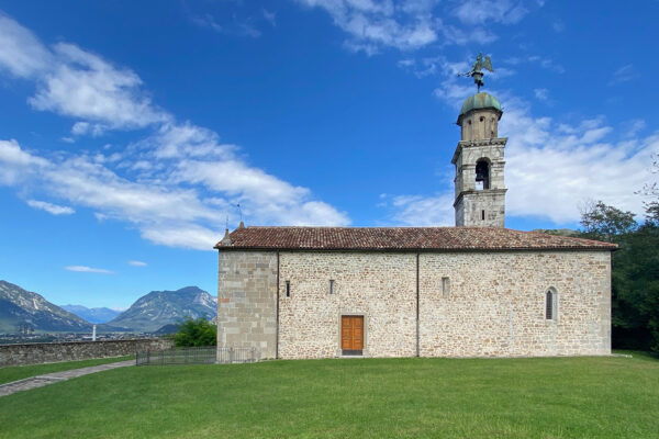 Tour Friaul 2023: Artegna: Kirche San Martino (Foto: Andreas Kuhrt)