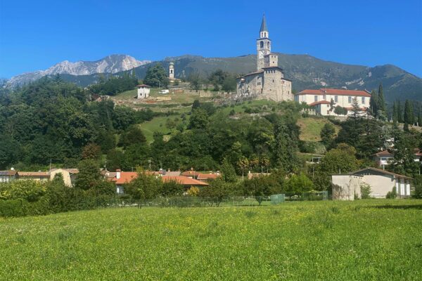 Tour Friaul 2023: Artegna: Burgberg Colle di San Martino (Foto: Andreas Kuhrt)