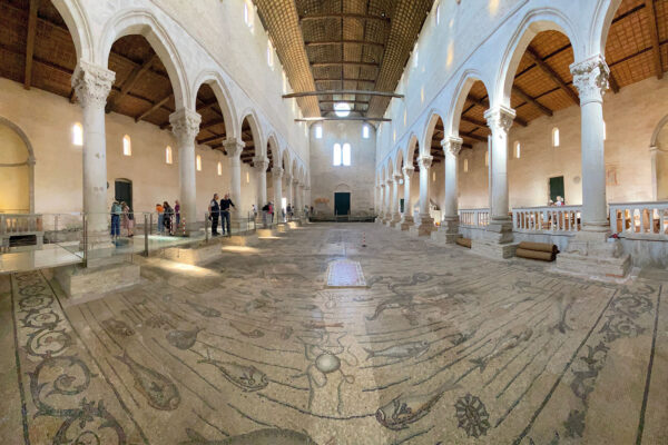 Tour Friaul 2023: Aquileia: Basilika Santa Maria Assunta: Hauptschiff (Foto: Andreas Kuhrt)