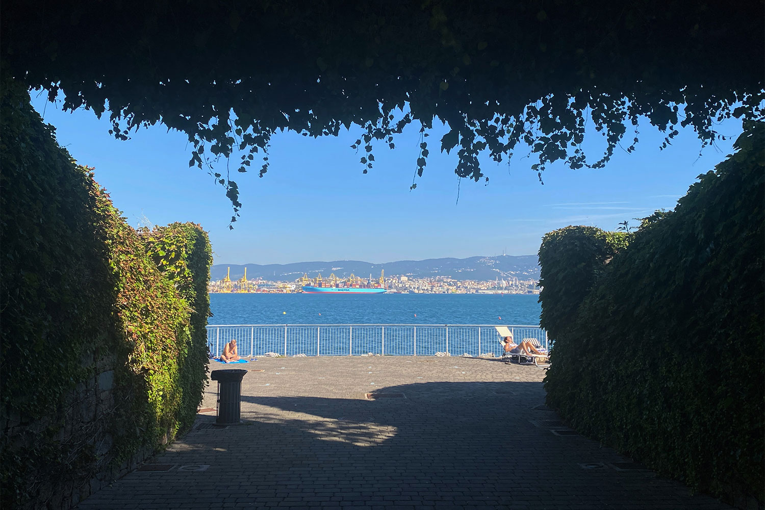 Tour Friaul 2023: bei Muggia: Strand (Foto: Andreas Kuhrt)