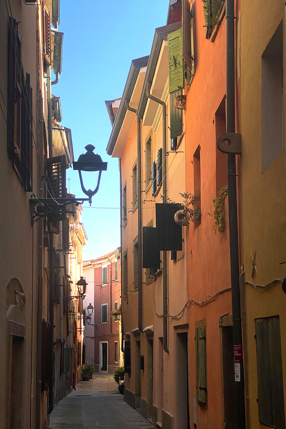 Tour Friaul 2023: Muggia: Altstadtgasse (Foto: Andreas Kuhrt)