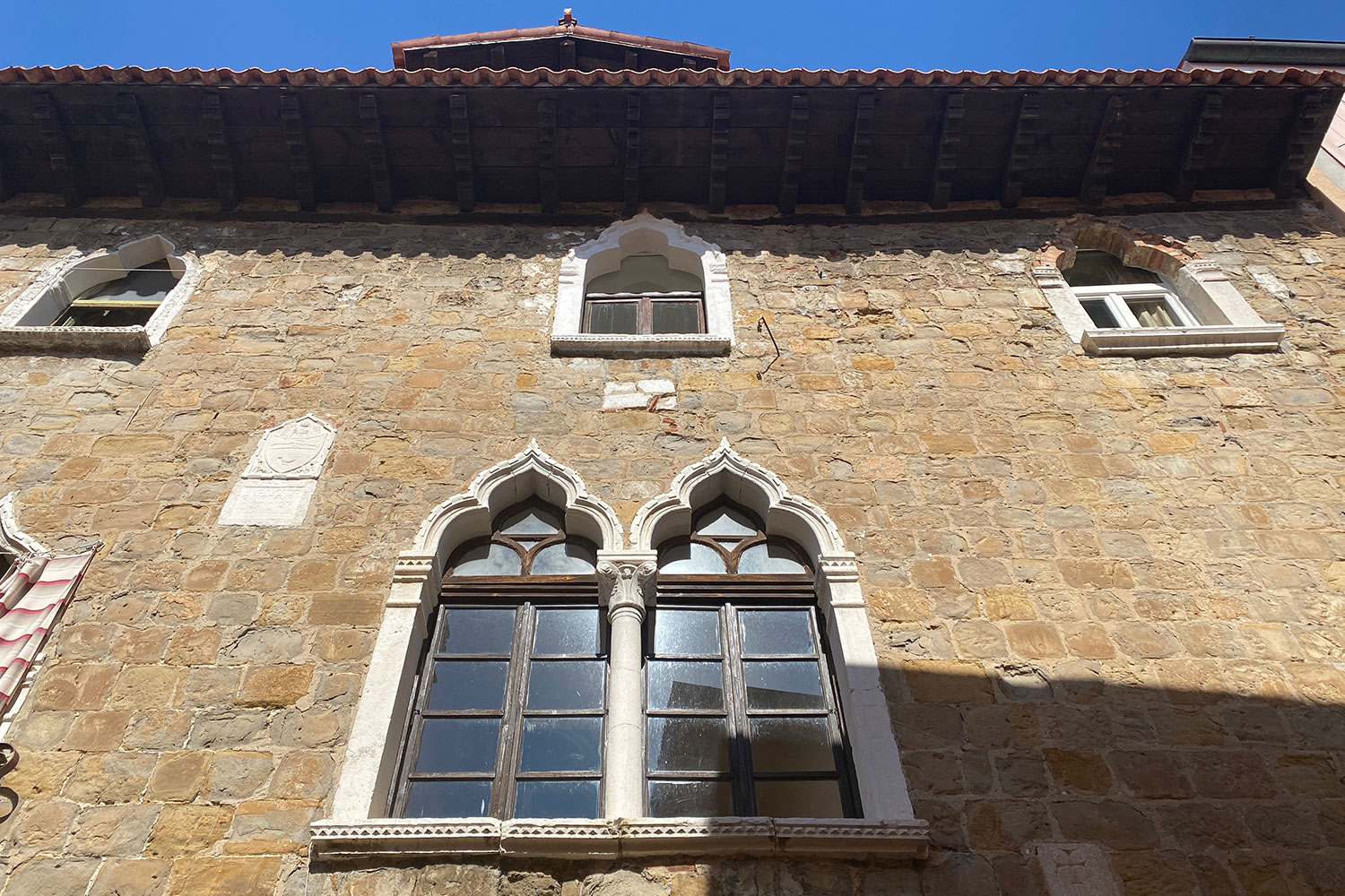 Tour Friaul 2023: Muggia: Altstadt: Venezianisches Fenster (Foto: Andreas Kuhrt)