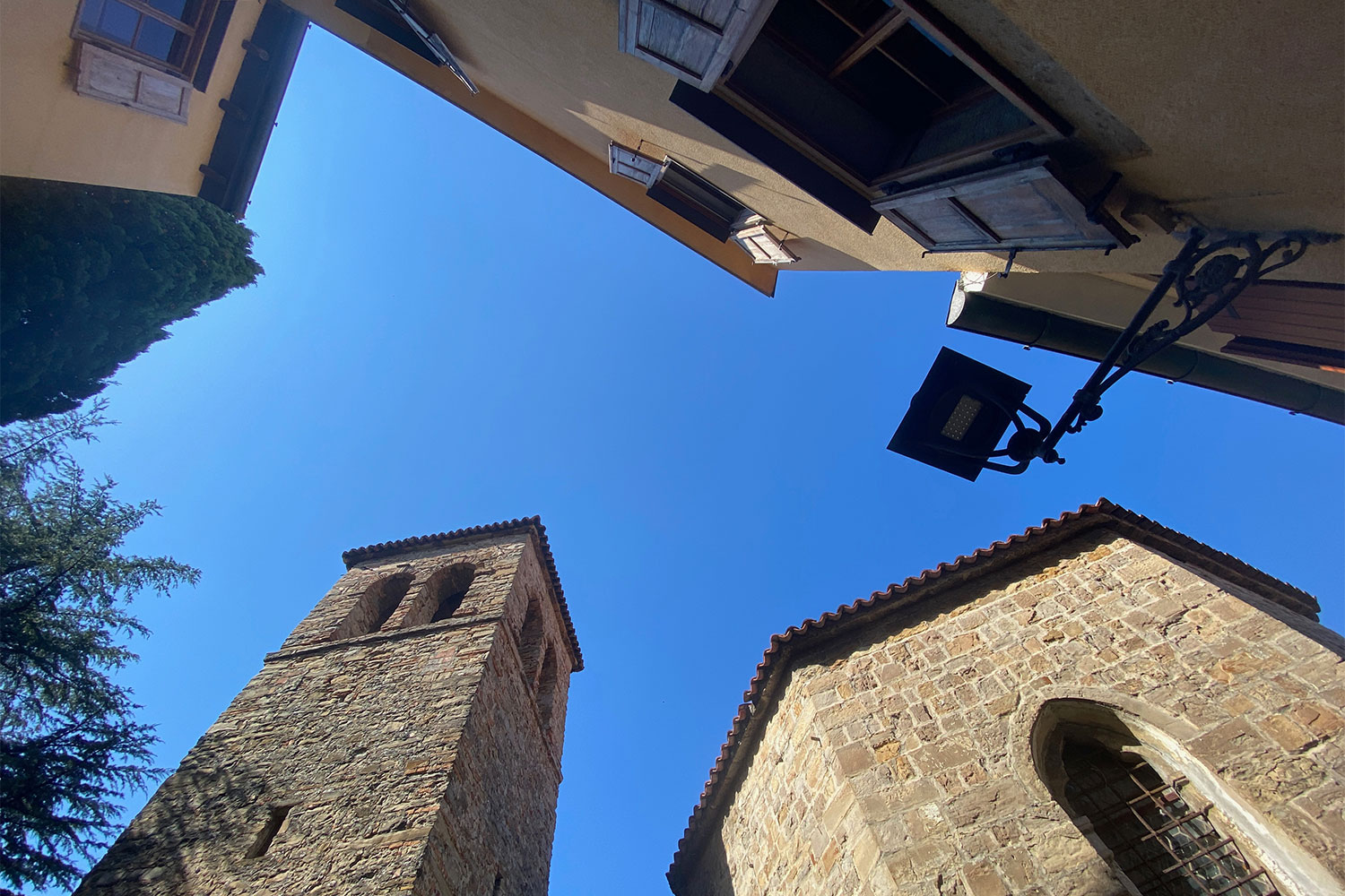 Tour Friaul 2023: Muggia: Kirche San Francesco und Torre (Foto: Andreas Kuhrt)