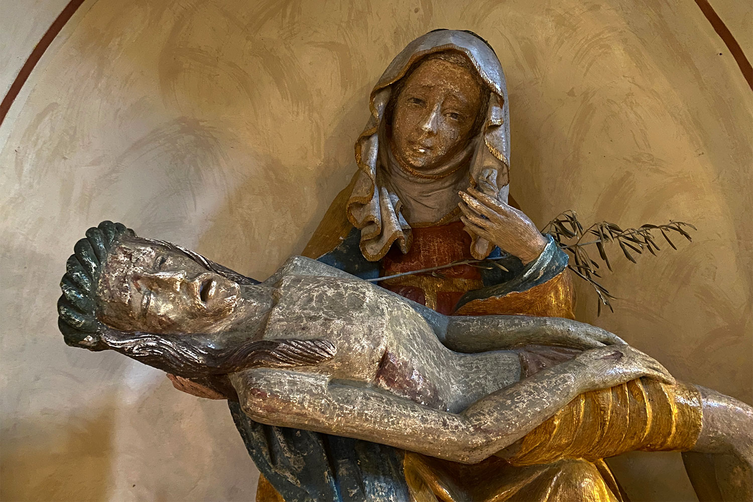 Tour Friaul 2023: Muggia: Kirche San Francesco: Stuck-Pieta (Foto: Andreas Kuhrt)