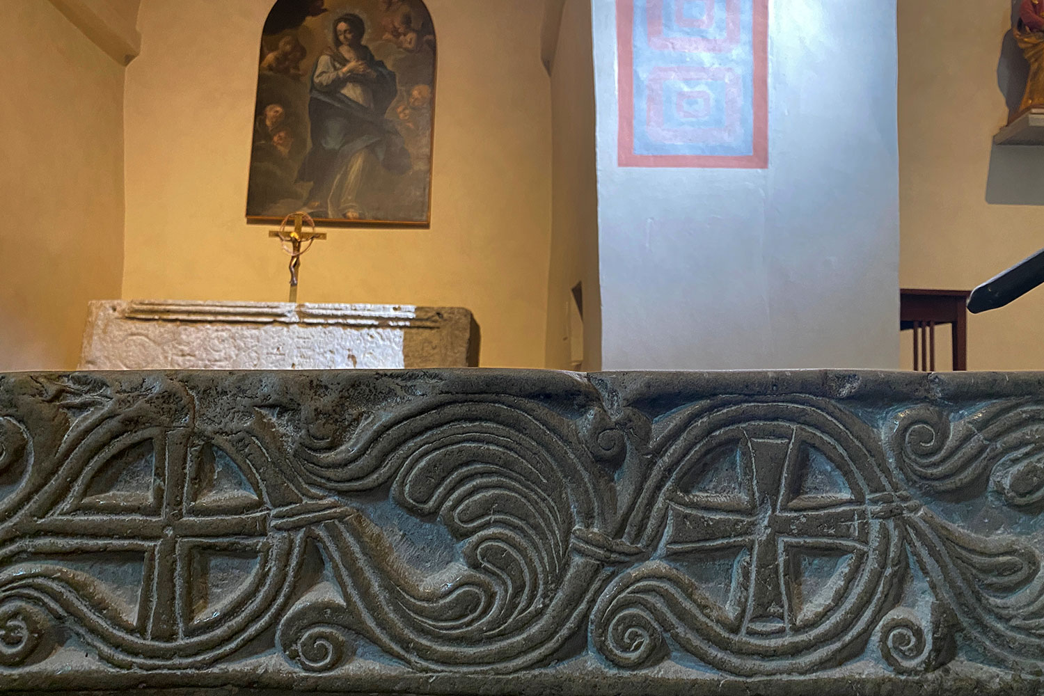 Tour Friaul 2023: Muggia Vecchia: Basilika Santa Maria Assunta: Chorschranke mit Knoten-Relief (Foto: Andreas Kuhrt)