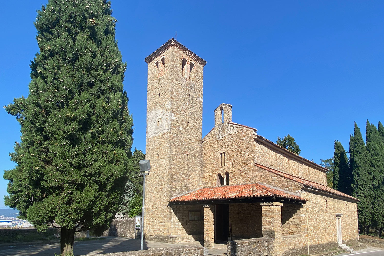 Tour Friaul 2023: Muggia Vecchia: Basilika Santa Maria Assunta (Foto: Andreas Kuhrt)