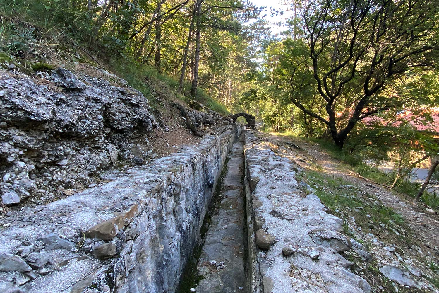 Tour Friaul 2023: Val Rosandra: römisches Aquädukt, 1. Jh. (Foto: Andreas Kuhrt)