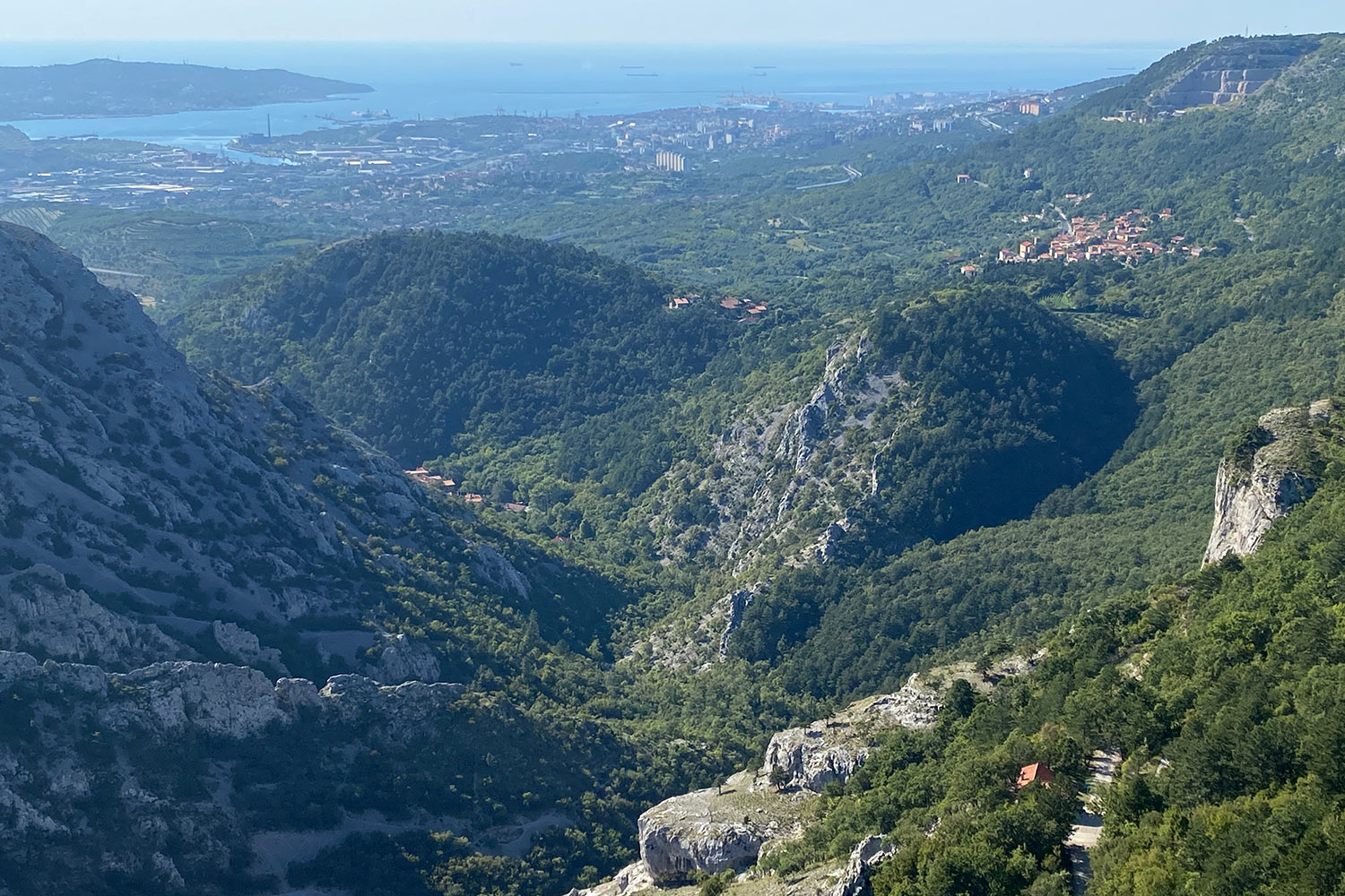 Tour Friaul 2023: Monte Stena: Ausblick nach Triest (Foto: Andreas Kuhrt)