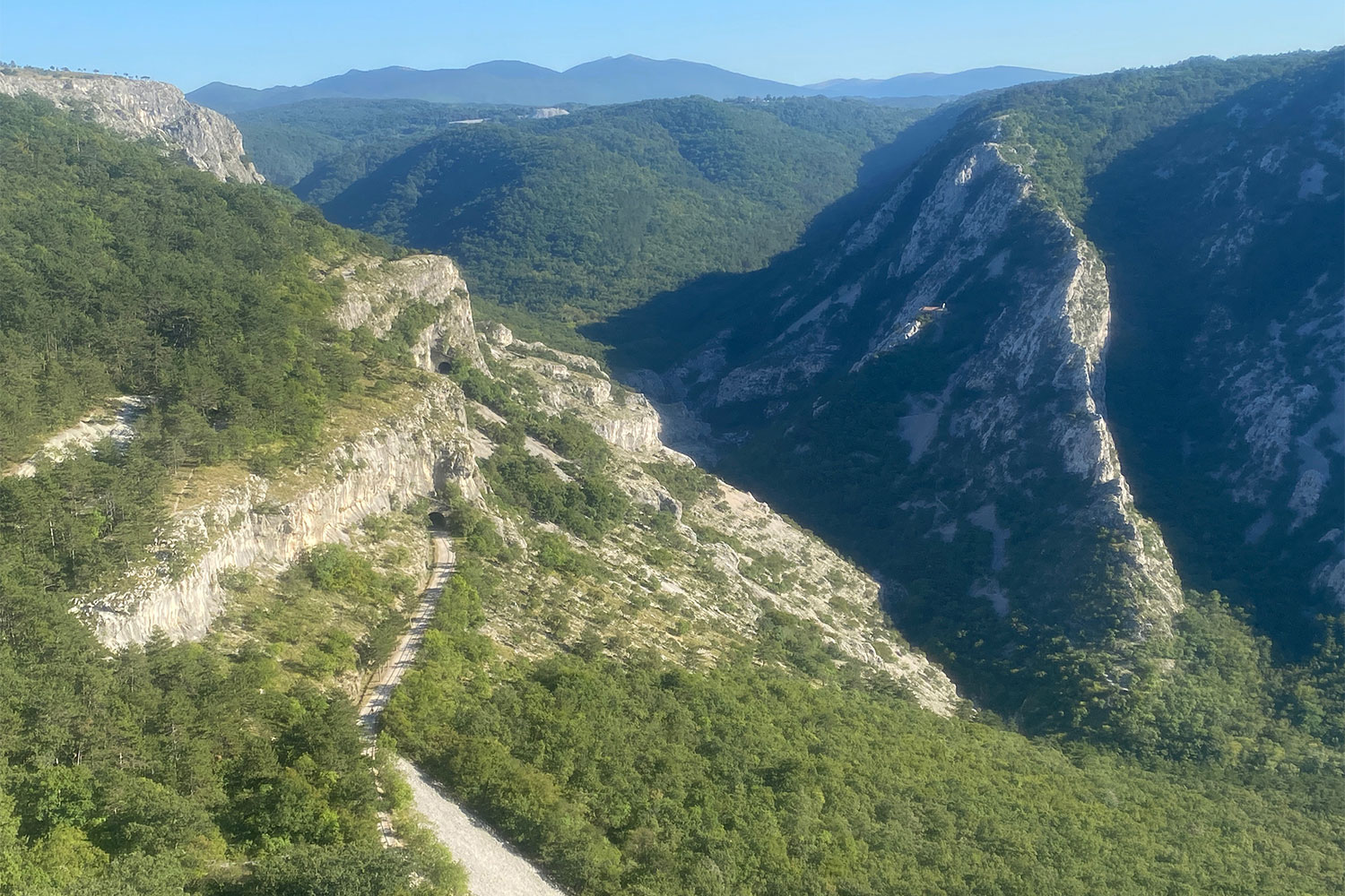 Tour Friaul 2023: Val Rosandra vom Aussichtspunkt San Lorenzo (Foto: Andreas Kuhrt)
