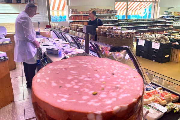 Tour Friaul 2023: Bagnoli della Rosandra: Mortadella im Laden (Foto: Andreas Kuhrt)