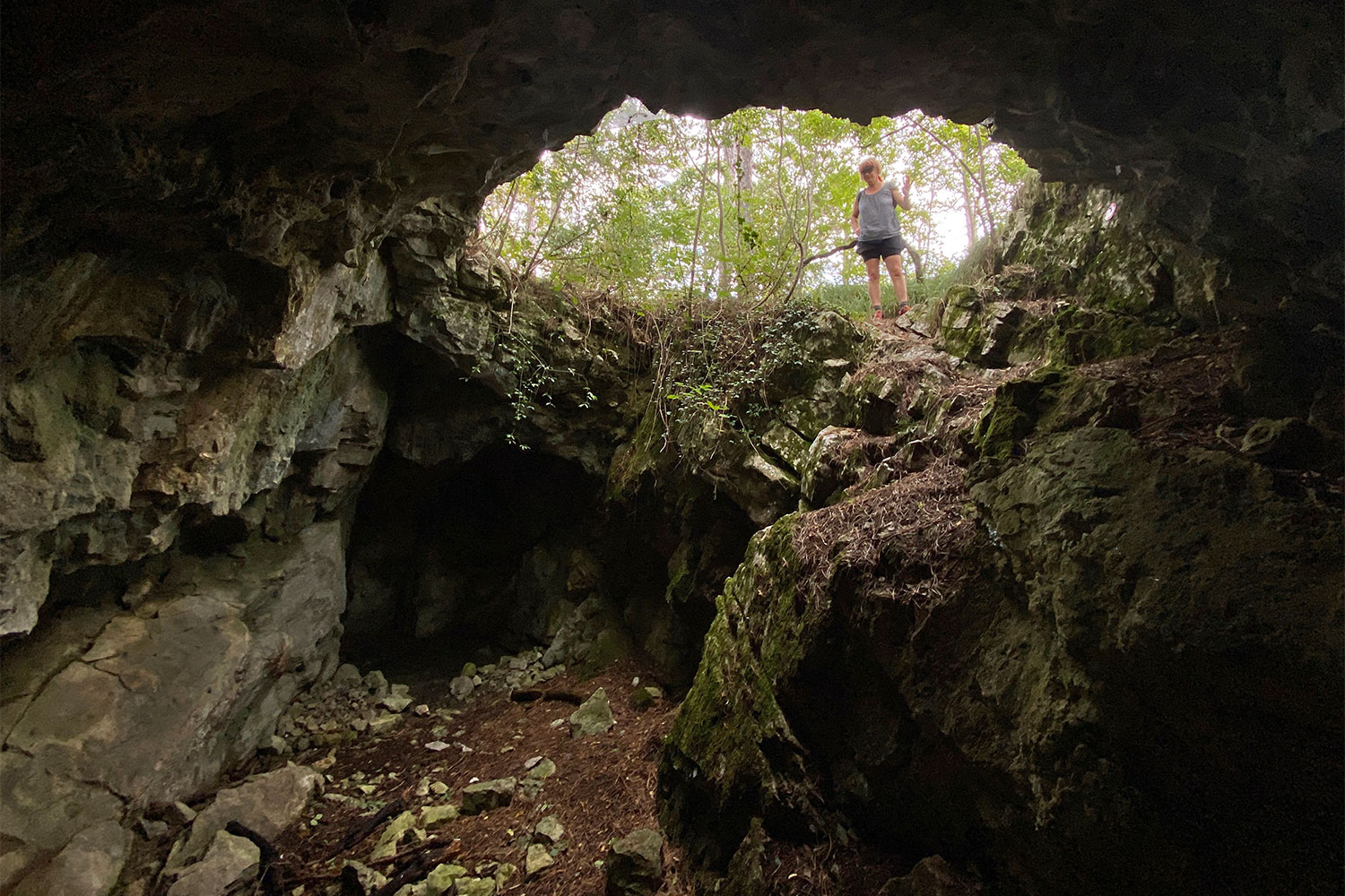Tour Friaul 2023: Wanderung Monte Grisa: Höhle (Foto: Andreas Kuhrt)