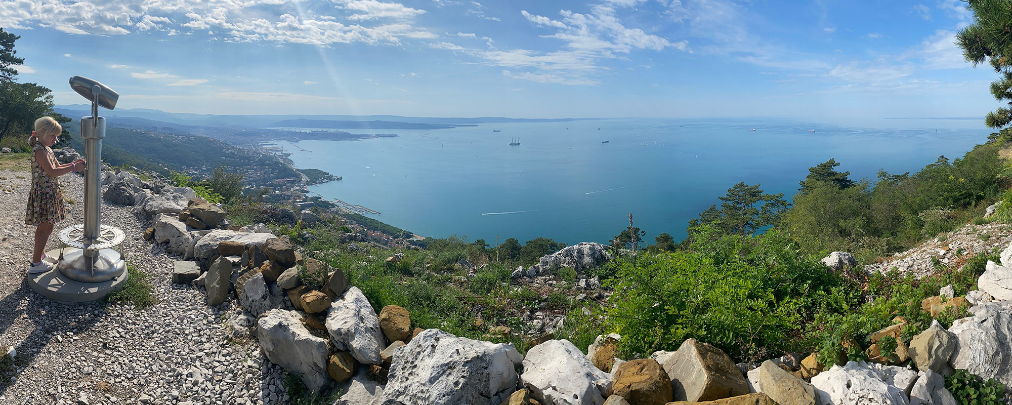 Tour Friaul 2023: Aussichtspunkt Monte Grisa: Blick zum Golf von Triest (Foto: Andreas Kuhrt)