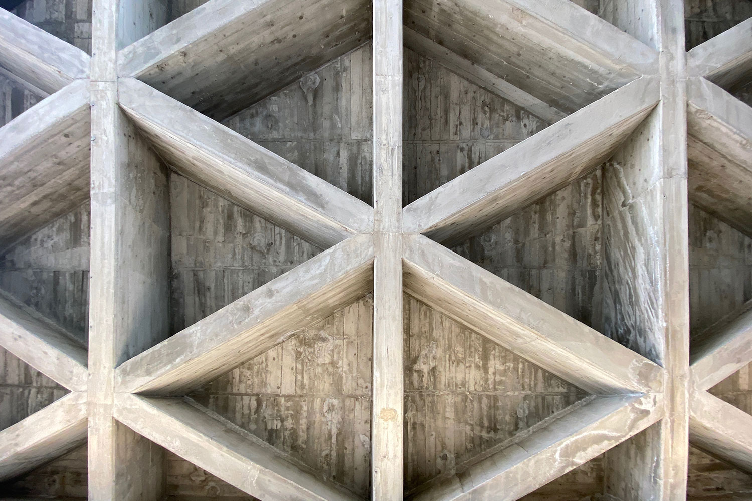 Tour Friaul 2023: Wallfahrtskirche Monte Grisa: Betonwand (Foto: Andreas Kuhrt)