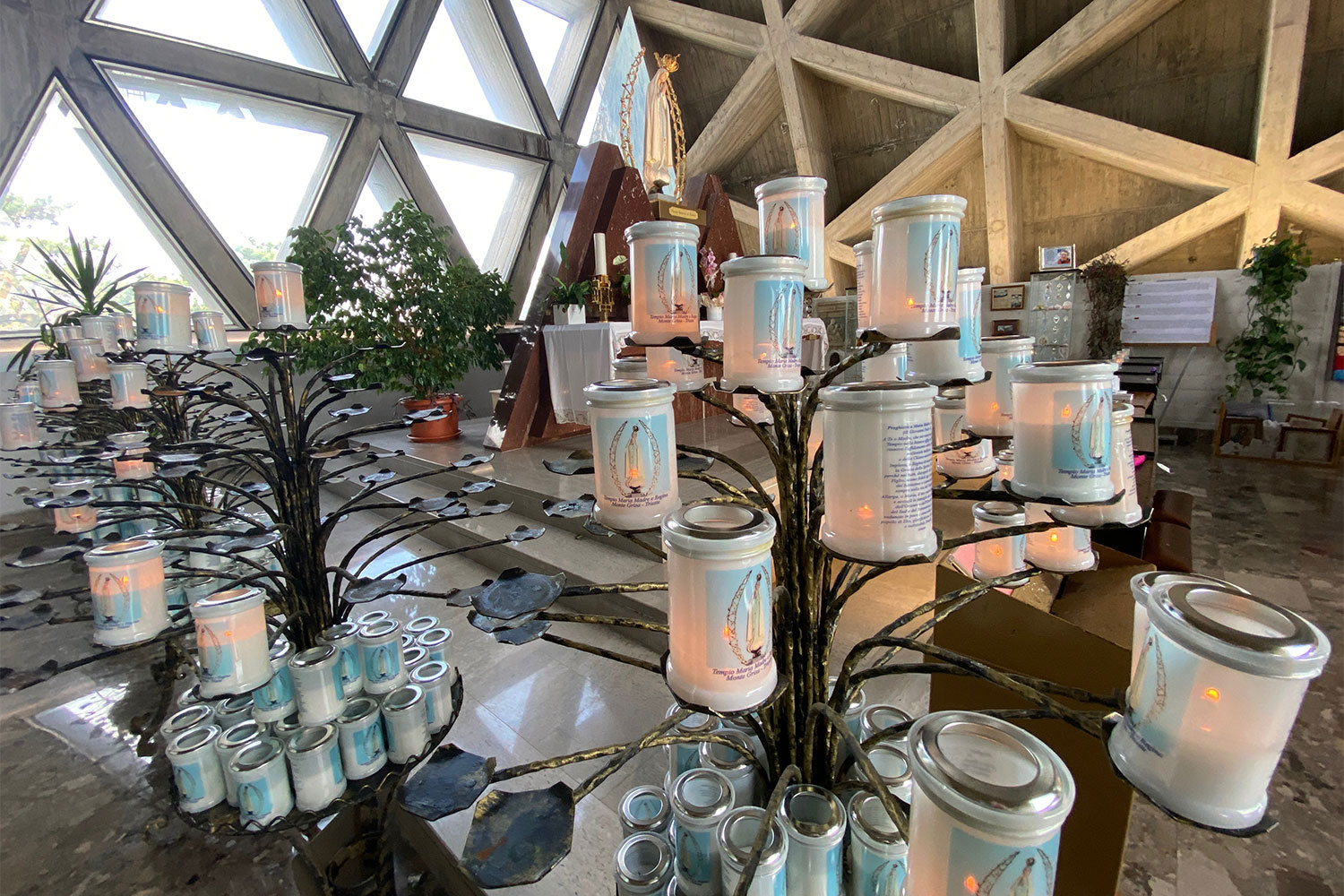 Tour Friaul 2023: Wallfahrtskirche Monte Grisa: Marienaltar (Foto: Andreas Kuhrt)