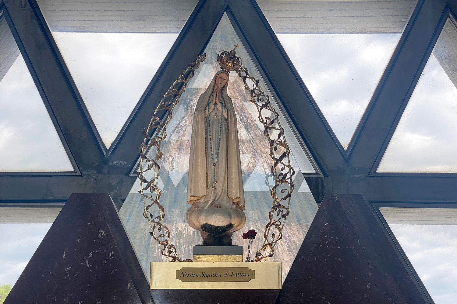 Tour Friaul 2023: Wallfahrtskirche Monte Grisa: Marienaltar: Nostra Signora di Fatima (Foto: Andreas Kuhrt)