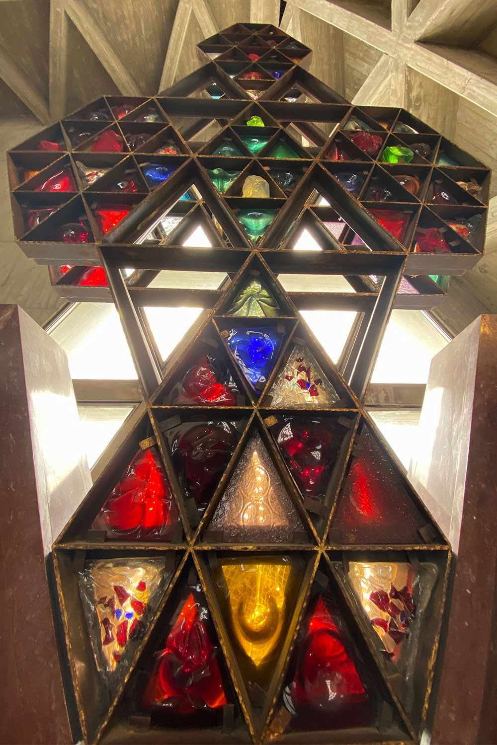 Tour Friaul 2023: Wallfahrtskirche Monte Grisa: Nebenaltar (Foto: Andreas Kuhrt)