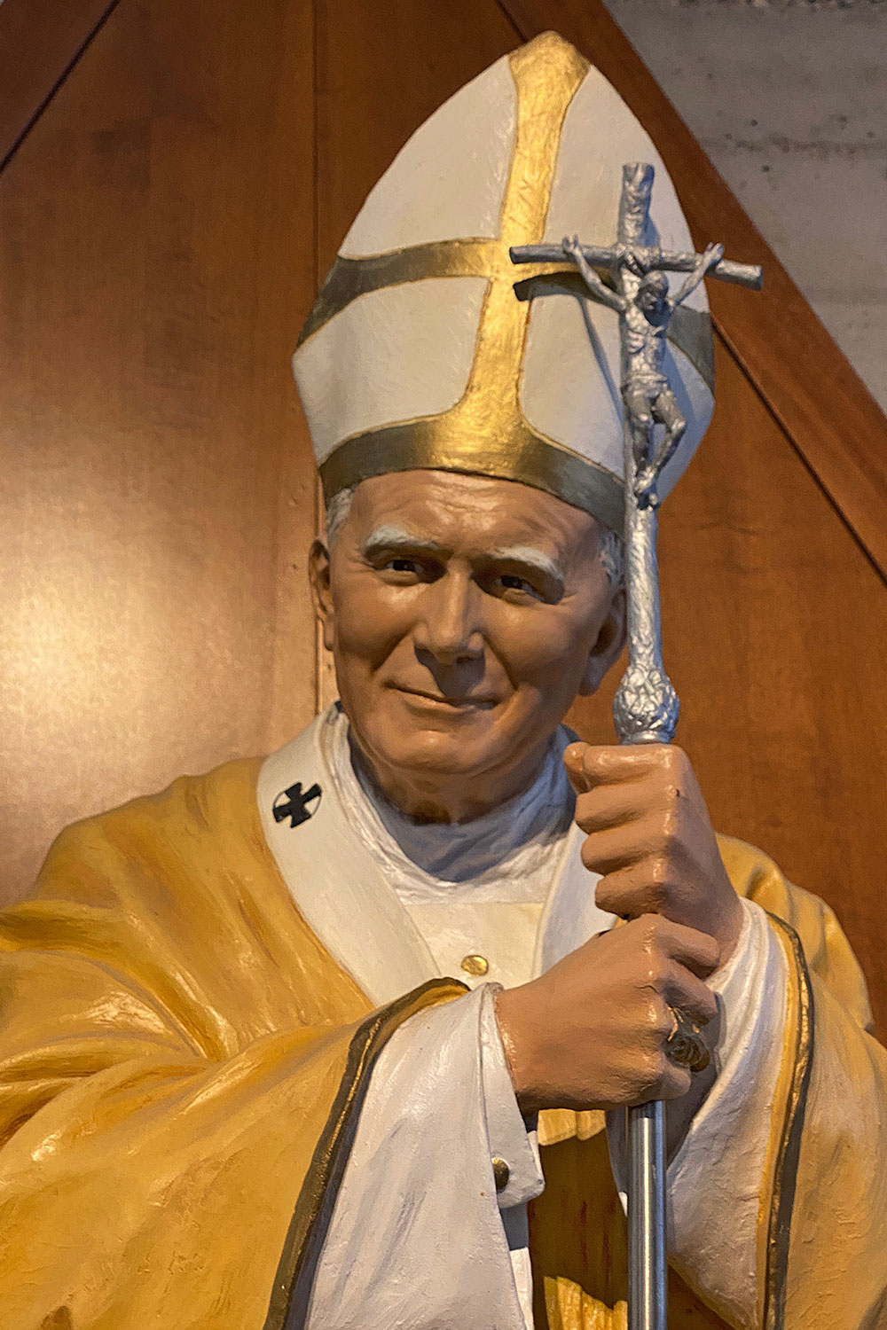 Tour Friaul 2023: Wallfahrtskirche Monte Grisa: Figur Papst Johannes Paul II. (Foto: Andreas Kuhrt)