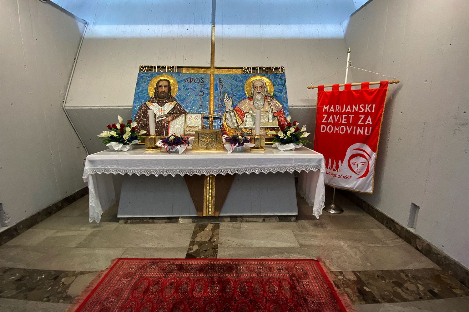 Tour Friaul 2023: Wallfahrtskirche Monte Grisa: Altarnische Ciril + Metod (Foto: Andreas Kuhrt)