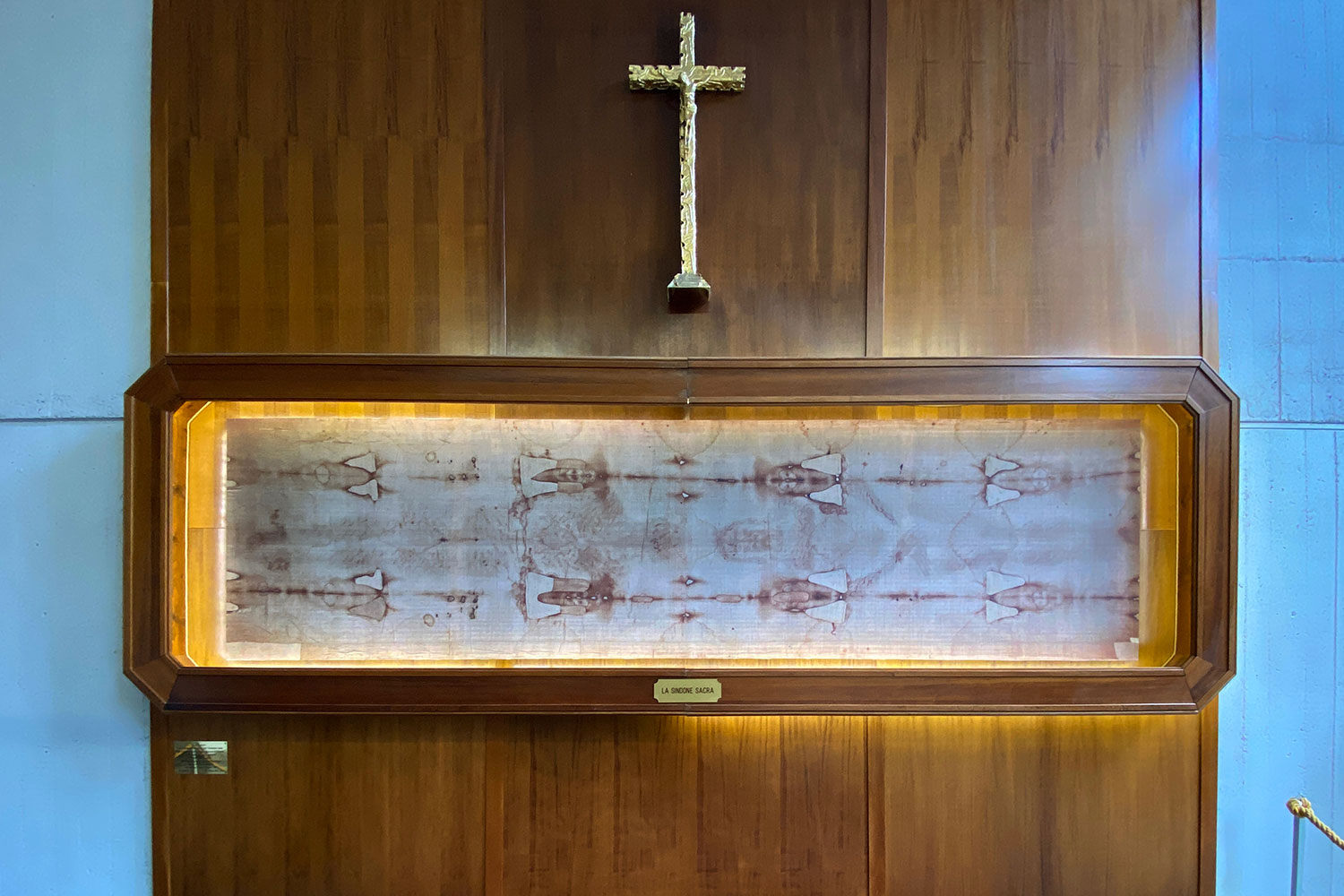 Tour Friaul 2023: Wallfahrtskirche Monte Grisa: Heiliges Leichentuch (Foto: Andreas Kuhrt)