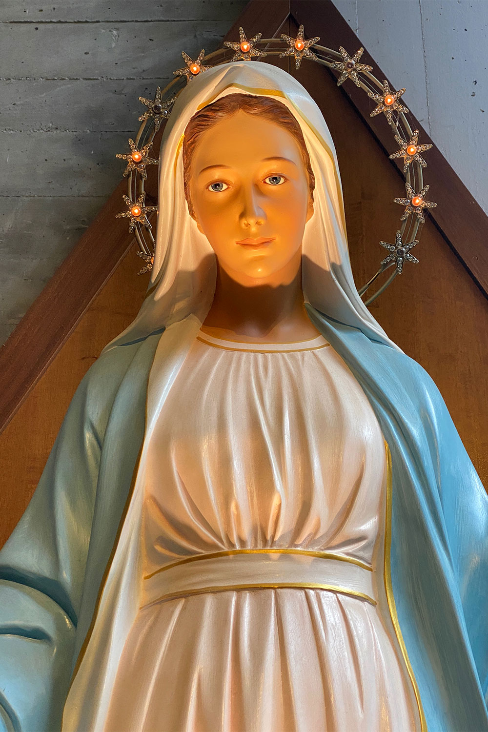 Tour Friaul 2023: Wallfahrtskirche Monte Grisa: Marien-Statue (Foto: Andreas Kuhrt)