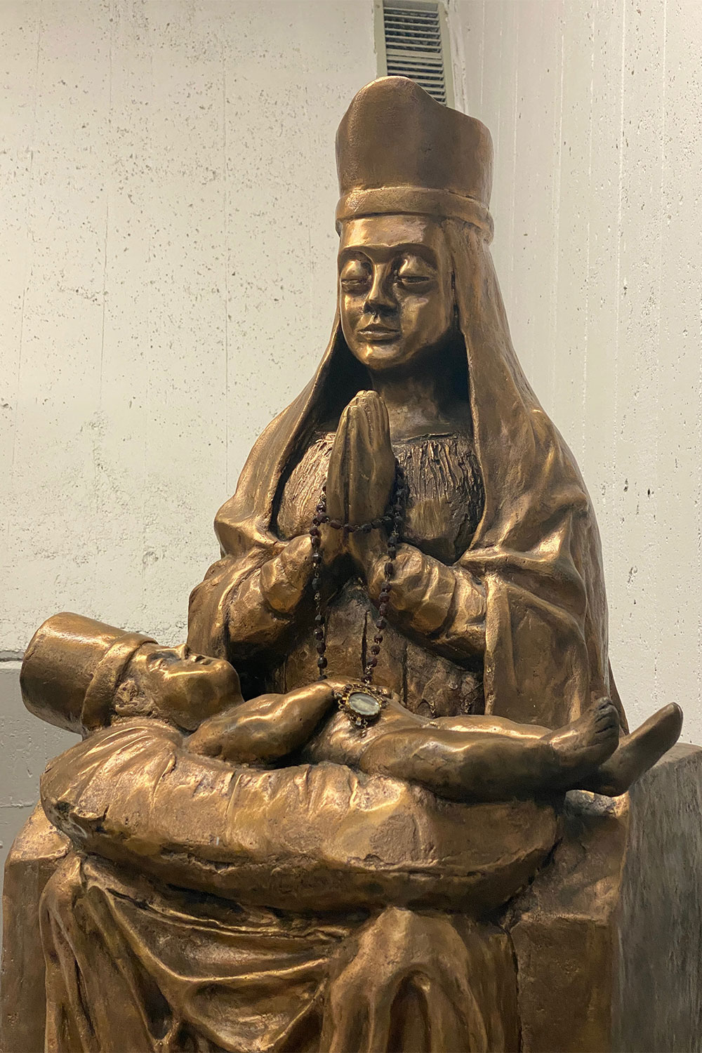 Tour Friaul 2023: Wallfahrtskirche Monte Grisa: Madonna der Barmherzigkeit von Buje, Paolo Razizza (Foto: Andreas Kuhrt)