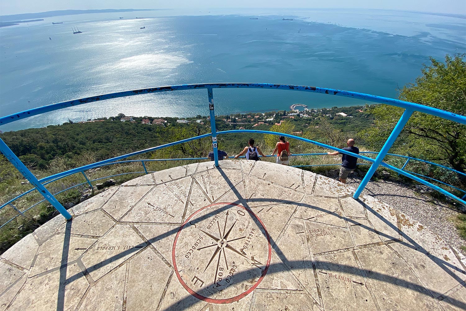 Tour Friaul 2023: Monte Grisa, Aussichtspunkt Italia: Blick über den Golf von Triest (Foto: Andreas Kuhrt)
