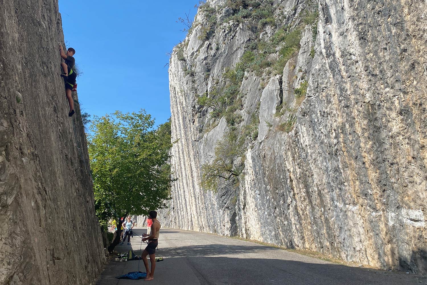 Tour Friaul 2023: Strada Napoleonica: Kletterer (Foto: Andreas Kuhrt)