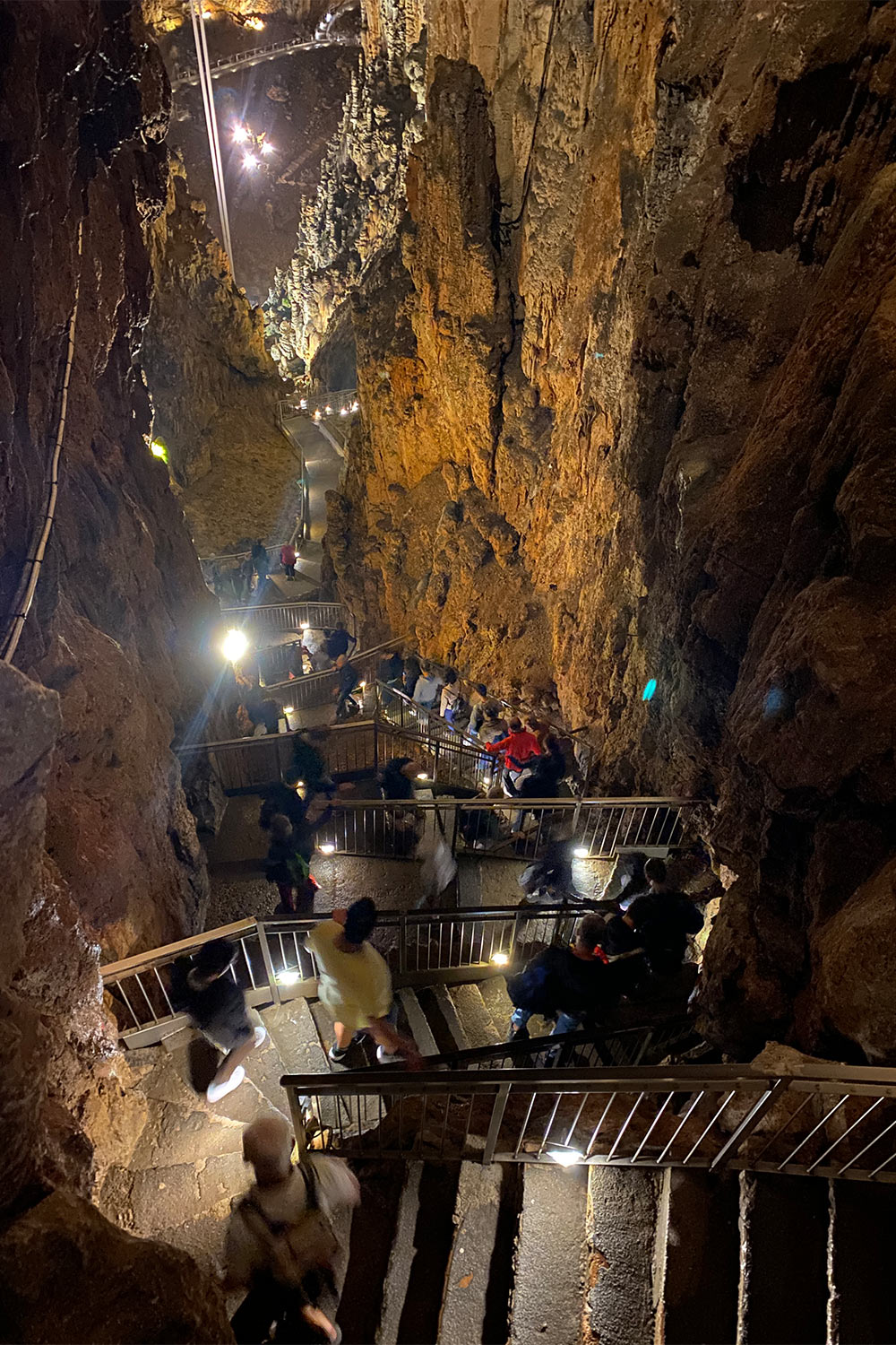 Tour Friaul 2023: Grotta Gigante: Abstieg (Foto: Andreas Kuhrt)