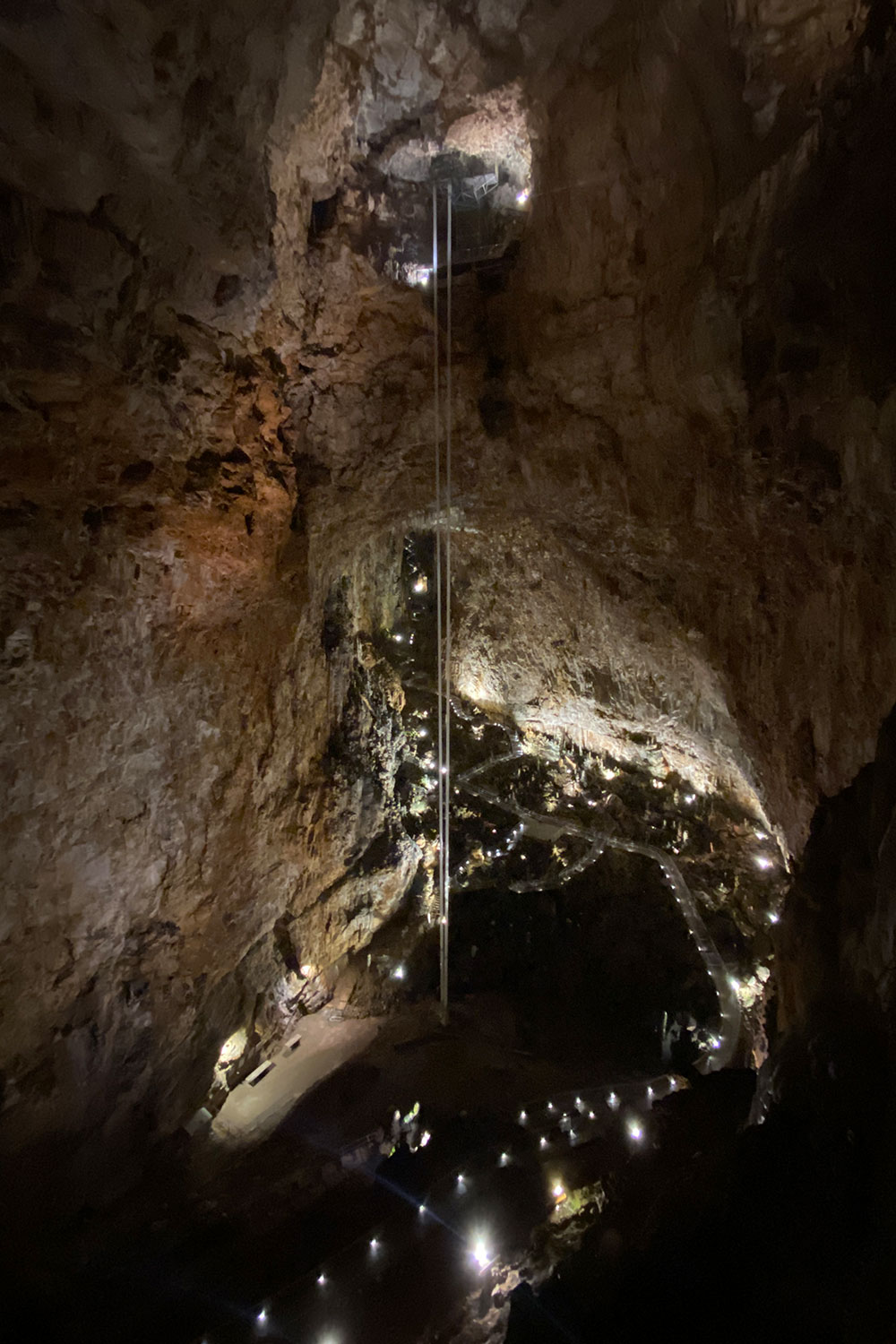 Tour Friaul 2023: Grotta Gigante: Pendel (Foto: Andreas Kuhrt)