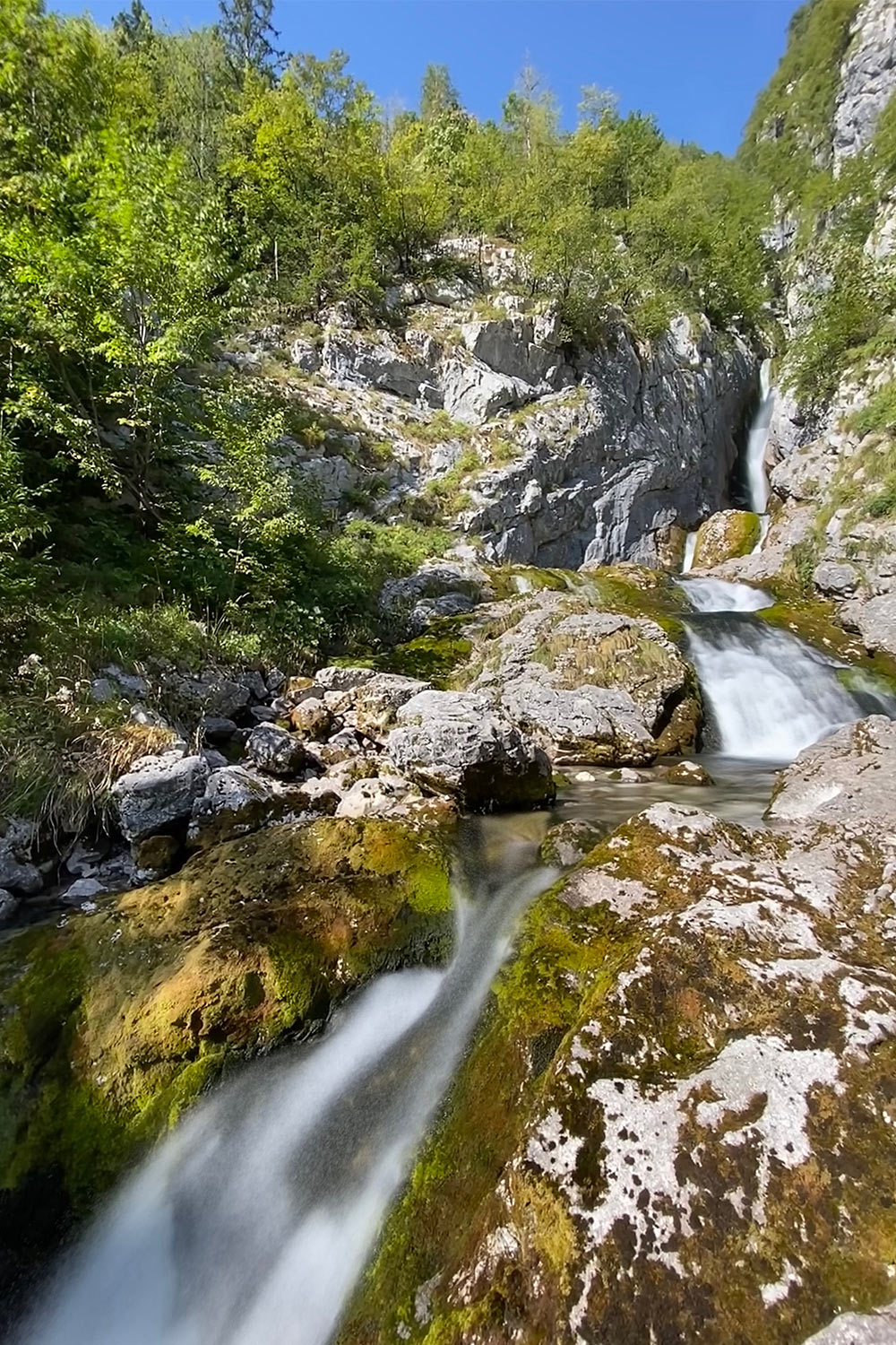 Tour Friaul 2023: Slowenien: Wasserfälle an der Soča-Quelle (Izvir Soče) (Foto: Andreas Kuhrt)
