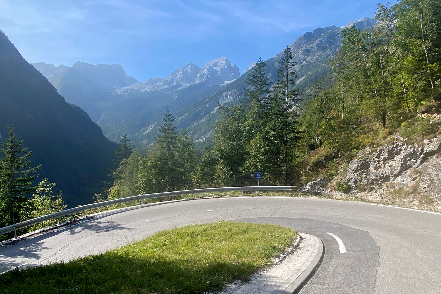 Tour Friaul 2023: Slowenien: Serpentine an der Trenta-Straße (Foto: Andreas Kuhrt)